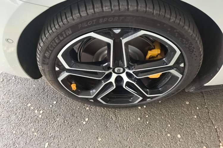 Used Xiaomi Auto SU7 2024 Rear-Drive Ultra-Long Range Advanced Pro-Level Intelligent Driving Version Right Rear Wheel Hub