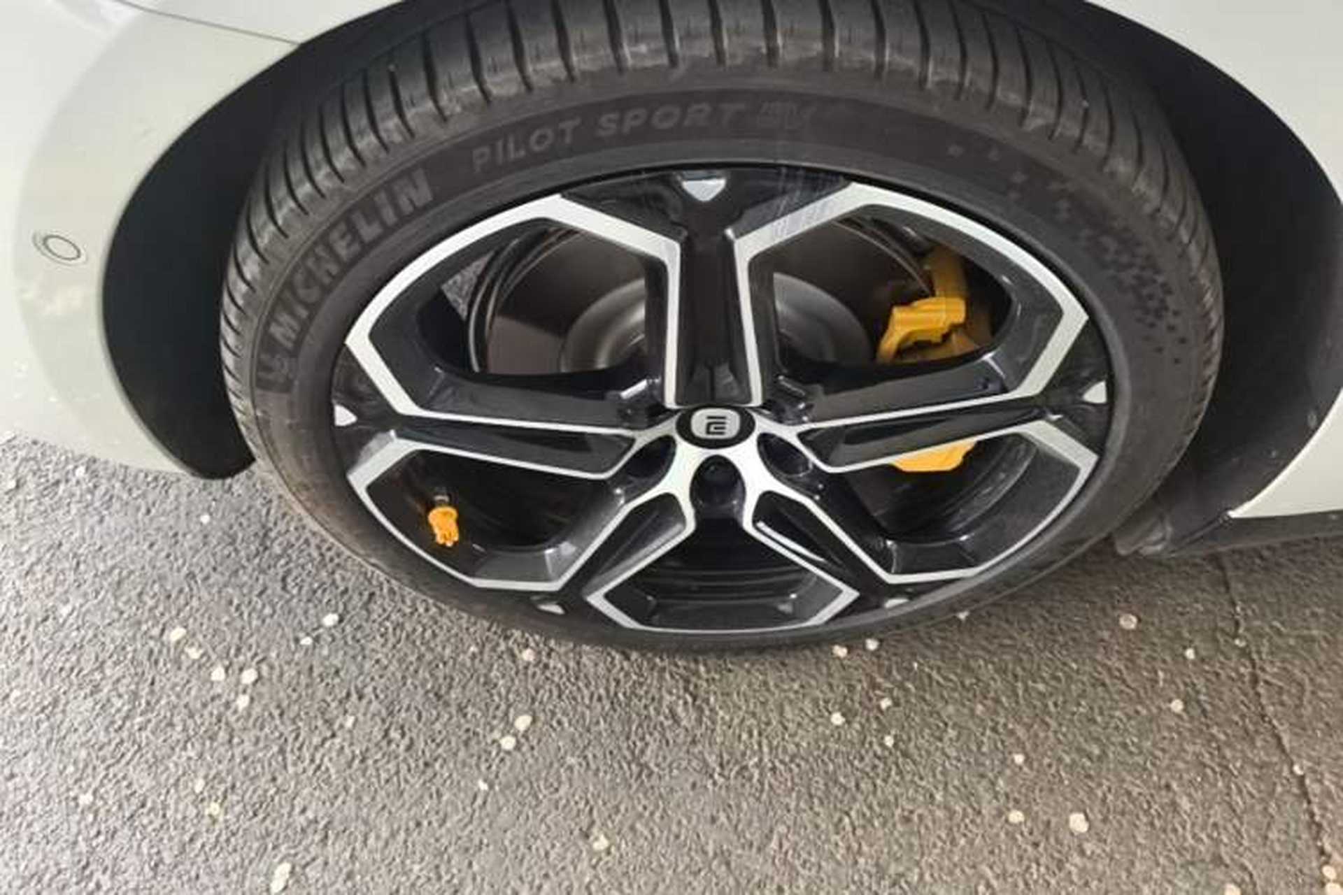 Used Xiaomi Auto SU7 2024 Rear-Drive Ultra-Long Range Advanced Pro-Level Intelligent Driving Version Right Rear Wheel Hub