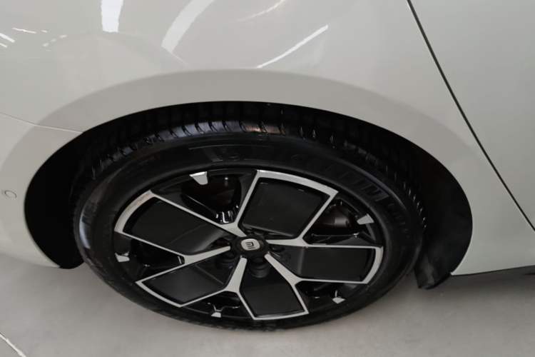 Used Xiaomi Auto SU7 2024 Rear-Drive Ultra-Long Range Advanced Pro-Level Intelligent Driving Version Right Rear Wheel Hub