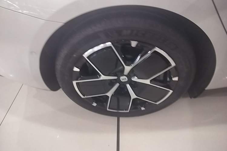 Used Xiaomi Auto SU7 2024 Rear-Drive Long-Range Intelligent Driving Version Right Rear Wheel Hub