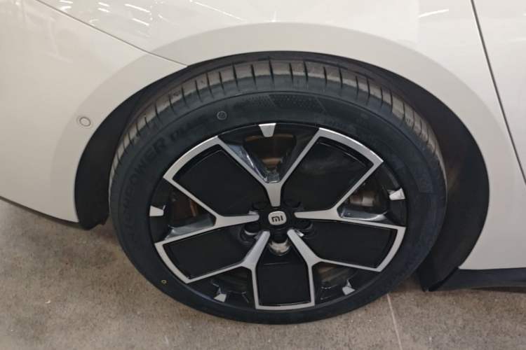 Used Xiaomi Auto SU7 2024 Rear-Drive Ultra-Long Range Advanced Pro-Level Intelligent Driving Version Right Rear Wheel Hub