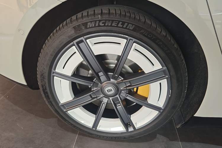 Used Xiaomi Auto SU7 2024 Rear-Drive Long-Range Intelligent Driving Version Right Rear Wheel Hub