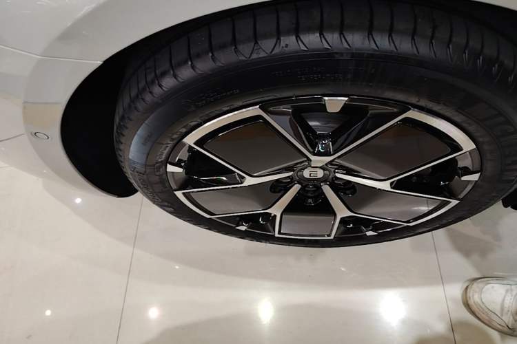 Used Xiaomi Auto SU7 2024 Rear-Drive Long-Range Intelligent Driving Version Right Rear Wheel Hub