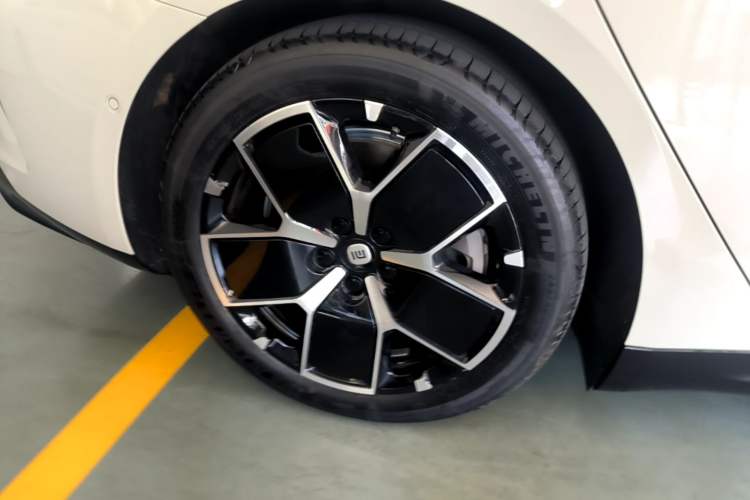 Used Xiaomi Auto SU7 2024 Rear-Drive Long-Range Intelligent Driving Version Right Rear Wheel Hub