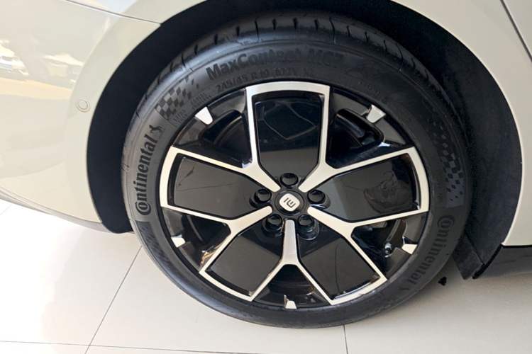Used Xiaomi Auto SU7 2024 Rear-Drive Long-Range Intelligent Driving Version Right Rear Wheel Hub