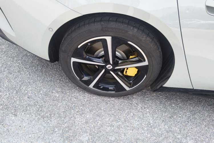 Used Xiaomi Auto SU7 2024 Four-Wheel Drive Ultra-Long Range Advanced Intelligent Driving Max Edition Right Rear Wheel Hub