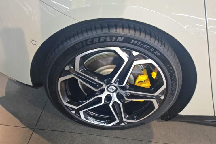 Used Xiaomi Auto SU7 2024 Four-Wheel-Drive Max Founder's Edition Right Rear Wheel Hub