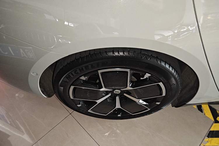 Used Xiaomi Auto SU7 2024 Rear-Drive Long-Range Intelligent Driving Version Right Rear Wheel Hub