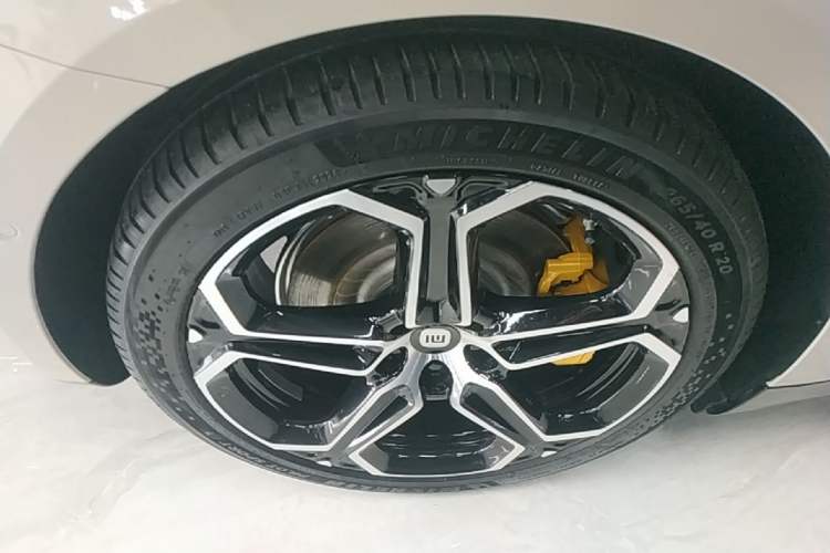 Used Xiaomi Auto SU7 2024 Four-Wheel Drive Ultra-Long Range Advanced Intelligent Driving Max Edition Right Rear Wheel Hub