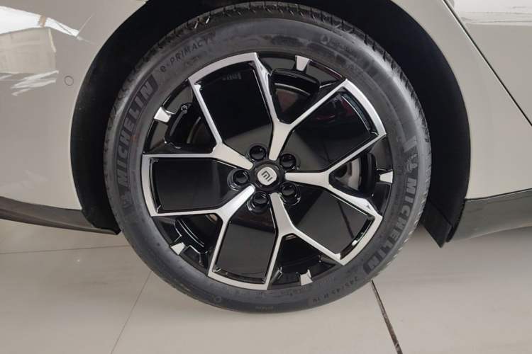 Used Xiaomi Auto SU7 2024 Rear-Drive Long-Range Intelligent Driving Version Right Rear Wheel Hub