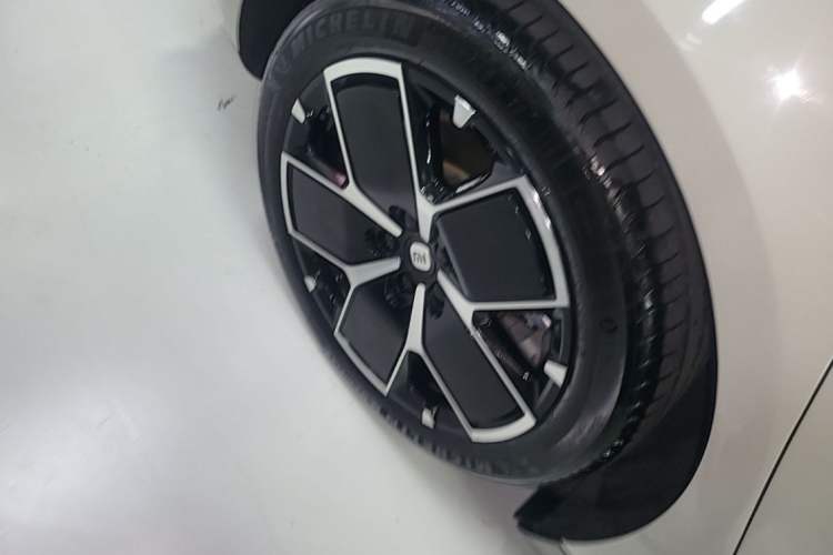 Used Xiaomi Auto SU7 2024 Rear-Drive Long-Range Intelligent Driving Version Right Rear Wheel Hub