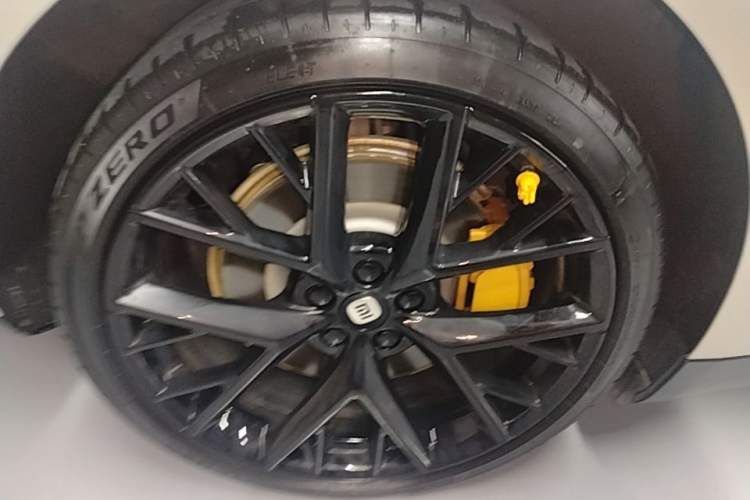 Used Xiaomi Auto SU7 2024 Four-Wheel Drive Ultra-Long Range Advanced Intelligent Driving Max Edition Right Rear Wheel Hub