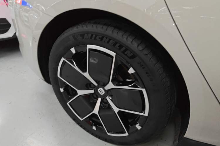 Used Xiaomi Auto SU7 2024 Rear-Drive Ultra-Long Range Advanced Pro-Level Intelligent Driving Version Right Rear Wheel Hub