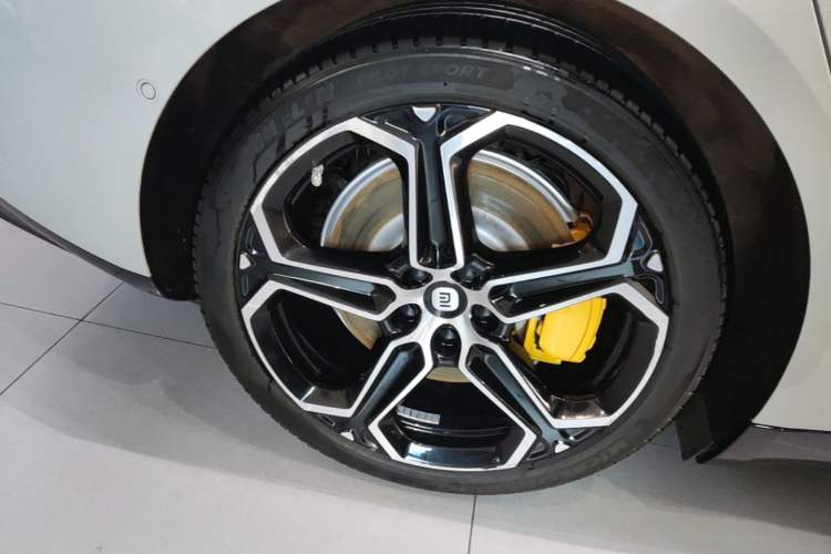 Used Xiaomi Auto SU7 2024 Rear-Drive Long-Range Intelligent Driving Version Right Rear Wheel Hub
