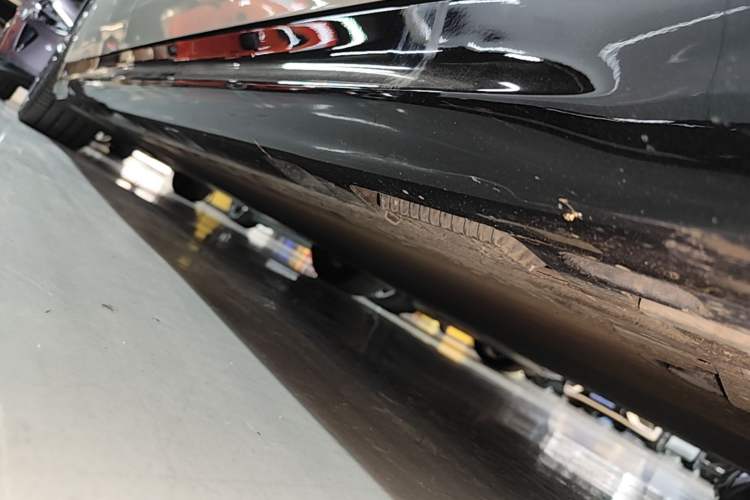 Used Xiaomi Auto SU7 2024 Four-Wheel Drive Ultra-Long Range Advanced Intelligent Driving Max Edition Right Side Sill