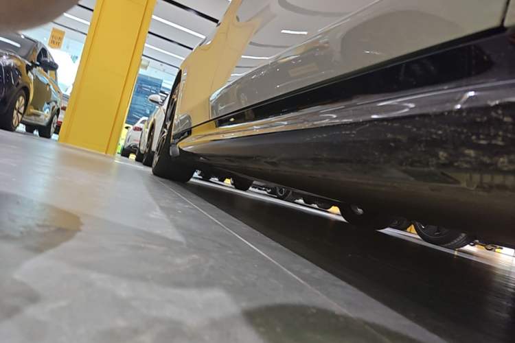 Used Xiaomi Auto SU7 2024 Rear-Drive Ultra-Long Range Advanced Pro-Level Intelligent Driving Version Right Side Sill