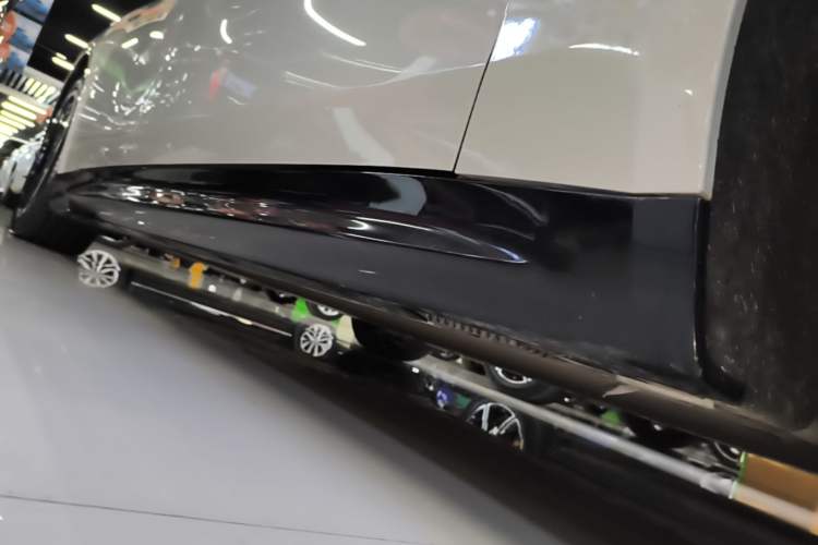 Used Xiaomi Auto SU7 2024 Rear-Drive Long-Range Intelligent Driving Version Right Side Sill