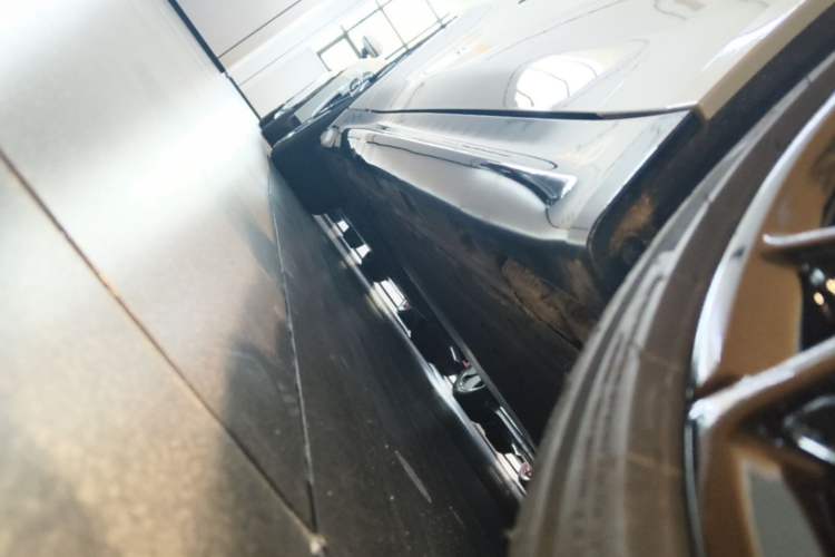 Used Xiaomi Auto SU7 2024 Four-Wheel Drive Ultra-Long Range Advanced Intelligent Driving Max Edition Right Side Sill