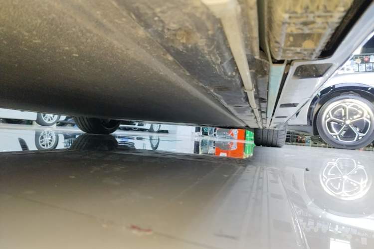 Used Xiaomi Auto SU7 2024 Four-Wheel Drive Ultra-Long Range Advanced Intelligent Driving Max Edition Right Side Sill