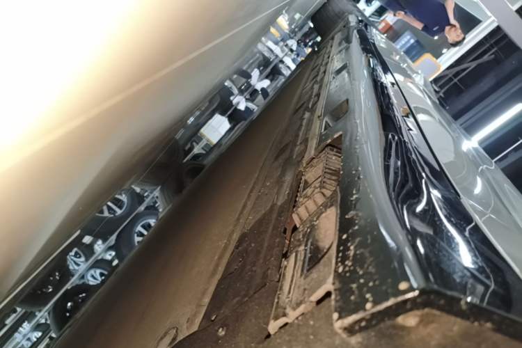 Used Xiaomi Auto SU7 2024 Four-Wheel Drive Ultra-Long Range Advanced Intelligent Driving Max Edition Right Side Sill