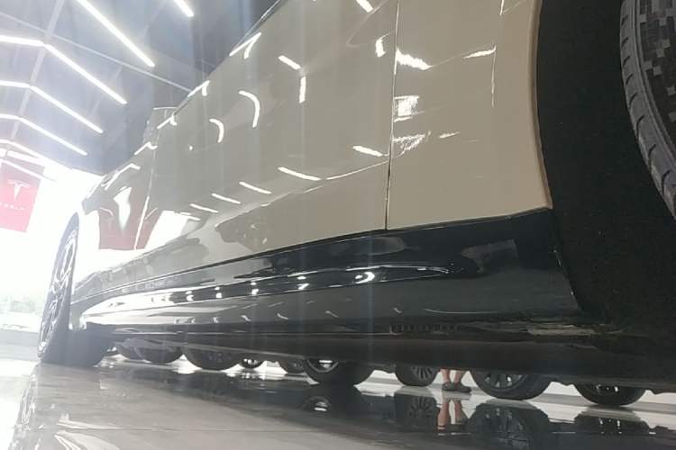 Used Xiaomi Auto SU7 2024 Four-Wheel Drive Ultra-Long Range Advanced Intelligent Driving Max Edition Right Side Sill