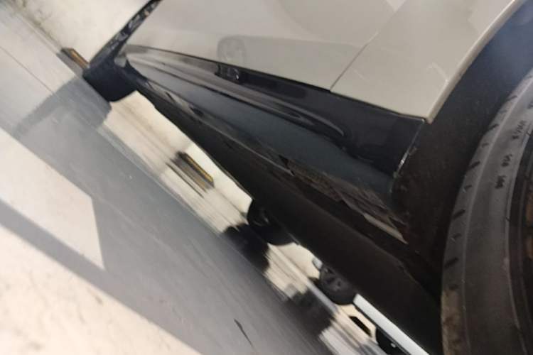 Used Xiaomi Auto SU7 2024 Four-Wheel Drive Ultra-Long Range Advanced Intelligent Driving Max Edition Right Side Sill