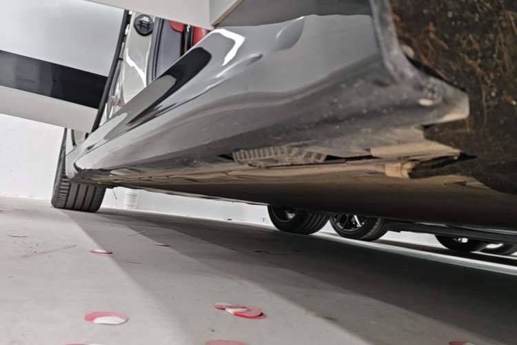 Used Xiaomi Auto SU7 2024 Four-Wheel Drive Ultra-Long Range Advanced Intelligent Driving Max Edition Right Side Sill