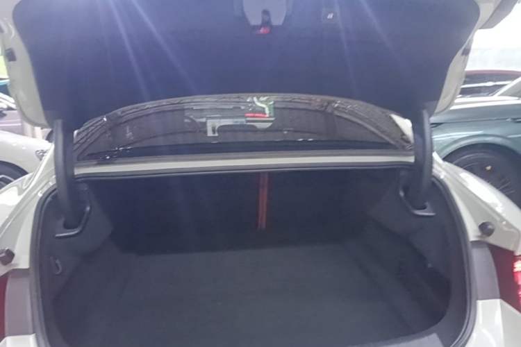 Used Xiaomi Auto SU7 2024 Four-Wheel Drive Ultra-Long Range Advanced Intelligent Driving Max Edition Trunk