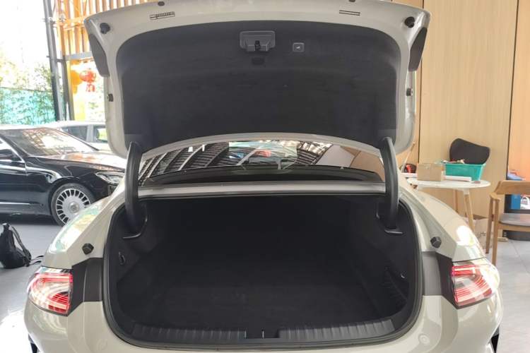 Used Xiaomi Auto SU7 2024 Four-Wheel Drive Ultra-Long Range Advanced Intelligent Driving Max Edition Trunk