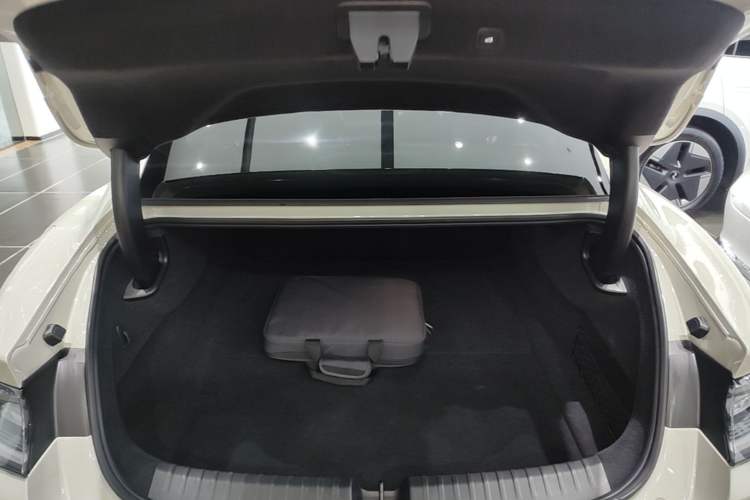 Used Xiaomi Auto SU7 2024 Four-Wheel Drive Ultra-Long Range Advanced Intelligent Driving Max Edition Trunk
