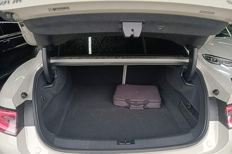 Used Xiaomi Auto SU7 2024 Four-Wheel-Drive Max Founder's Edition Trunk