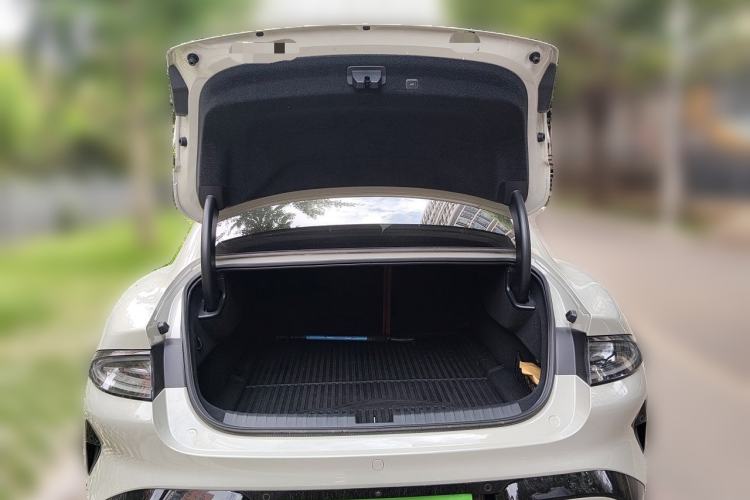 Used Xiaomi Auto SU7 2024 Four-Wheel Drive Ultra-Long Range Advanced Intelligent Driving Max Edition Trunk
