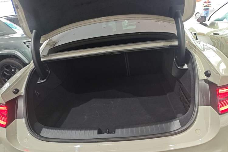 Used Xiaomi Auto SU7 2024 Four-Wheel Drive Ultra-Long Range Advanced Intelligent Driving Max Edition Trunk