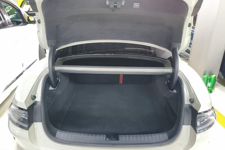 Used Xiaomi Auto SU7 2024 Four-Wheel Drive Ultra-Long Range Advanced Intelligent Driving Max Edition Trunk