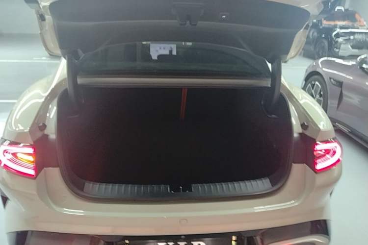 Used Xiaomi Auto SU7 2024 Four-Wheel Drive Ultra-Long Range Advanced Intelligent Driving Max Edition Trunk
