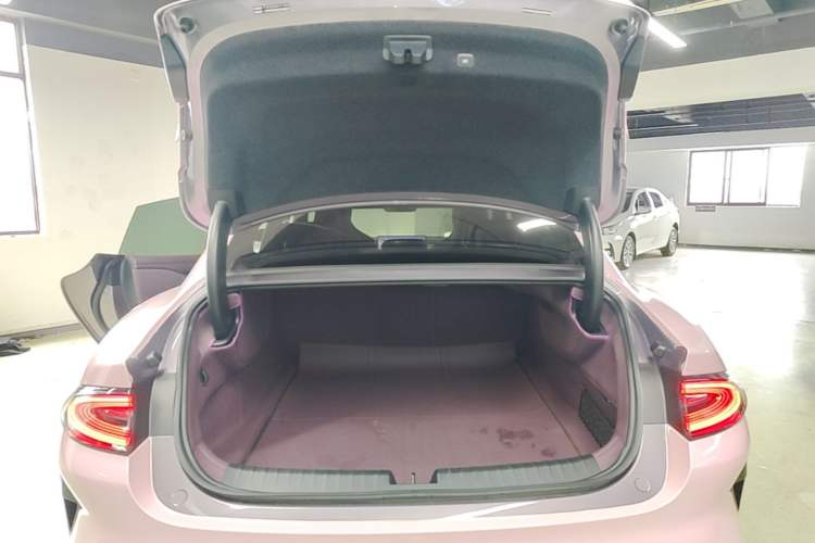 Used Xiaomi Auto SU7 2024 Four-Wheel Drive Ultra-Long Range Advanced Intelligent Driving Max Edition Trunk
