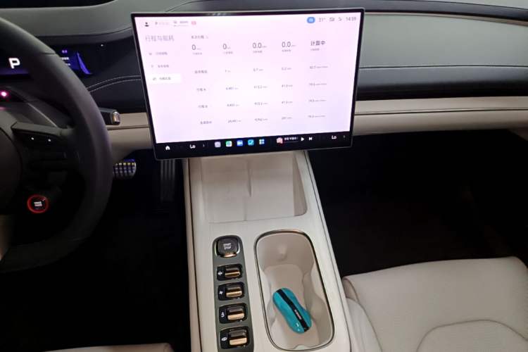Used Xiaomi Auto SU7 2024 Four-Wheel Drive Ultra-Long Range Advanced Intelligent Driving Max Edition Audio And AC Panel