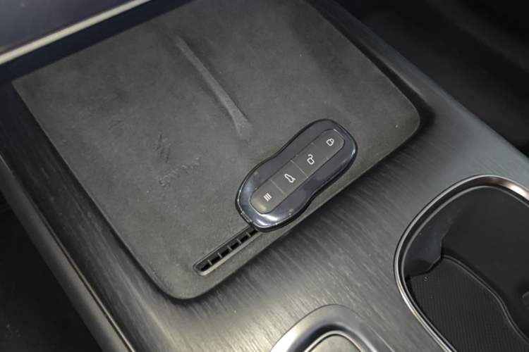 Used Xiaomi Auto SU7 2024 Rear-Drive Long-Range Intelligent Driving Version Interior 1
