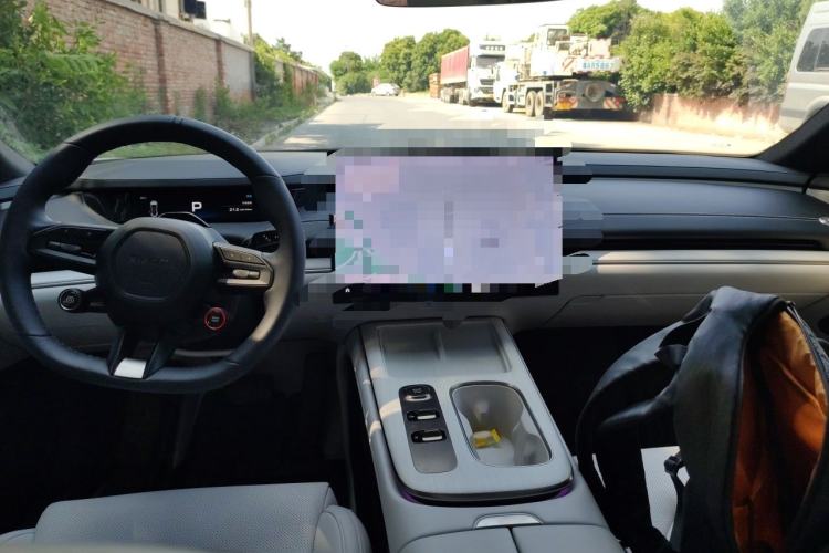 Used Xiaomi Auto SU7 2024 Rear-Drive Long-Range Intelligent Driving Version Interior 2