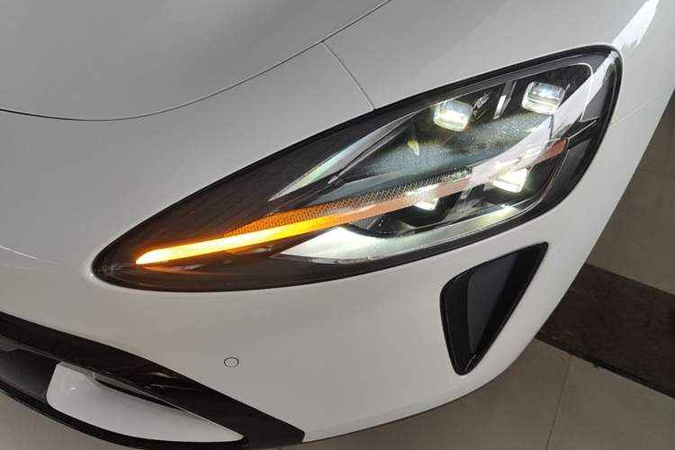 Used Xiaomi Auto SU7 2024 Four-Wheel Drive Ultra-Long Range Advanced Intelligent Driving Max Edition Left Front Headlight