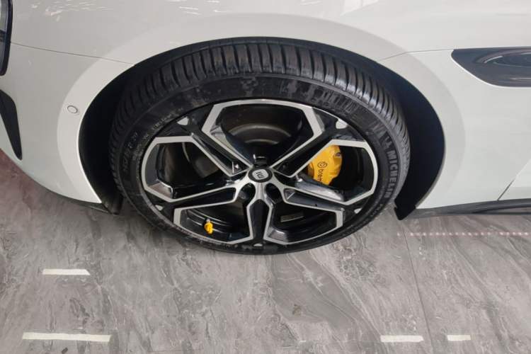 Used Xiaomi Auto SU7 2024 Rear-Drive Long-Range Intelligent Driving Version Left Front Wheel Hub