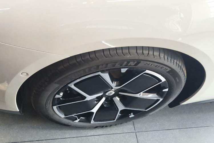 Used Xiaomi Auto SU7 2024 Rear-Drive Long-Range Intelligent Driving Version Left Front Wheel Hub
