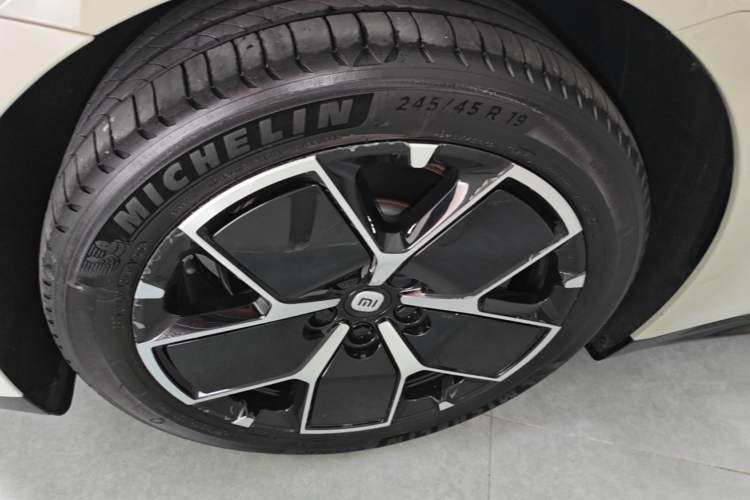 Used Xiaomi Auto SU7 2024 Rear-Drive Long-Range Intelligent Driving Version Left Front Wheel Hub