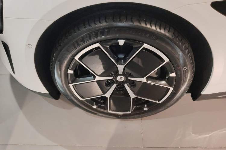 Used Xiaomi Auto SU7 2024 Rear-Drive Ultra-Long Range Advanced Pro-Level Intelligent Driving Version Left Front Wheel Hub