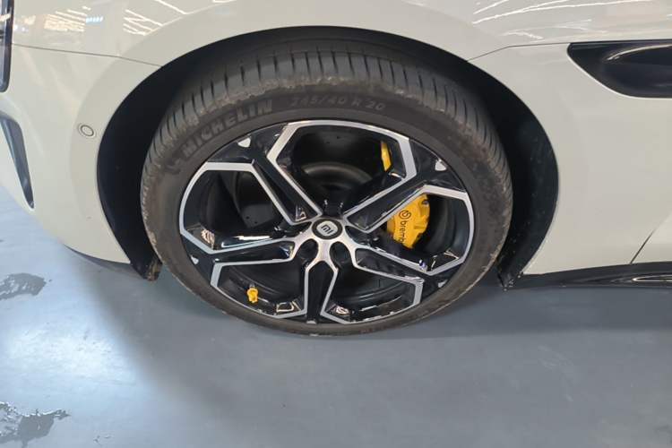 Used Xiaomi Auto SU7 2024 Rear-Drive Long-Range Intelligent Driving Version Left Front Wheel Hub