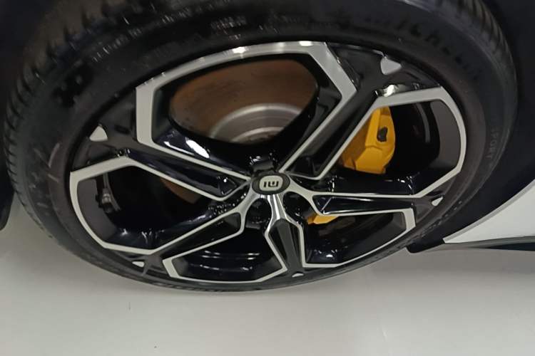 Used Xiaomi Auto SU7 2024 Rear-Drive Ultra-Long Range Advanced Pro-Level Intelligent Driving Version Left Front Wheel Hub