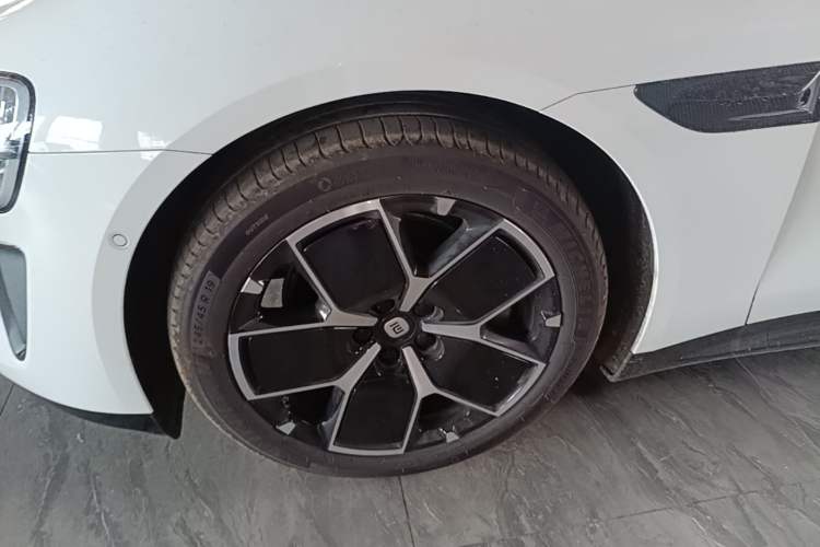 Used Xiaomi Auto SU7 2024 Rear-Drive Long-Range Intelligent Driving Version Left Front Wheel Hub