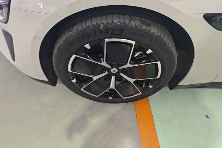 Used Xiaomi Auto SU7 2024 Rear-Drive Long-Range Intelligent Driving Version Left Front Wheel Hub