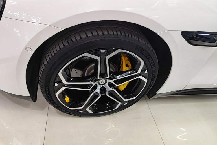 Used Xiaomi Auto SU7 2024 Rear-Drive Long-Range Intelligent Driving Version Left Front Wheel Hub