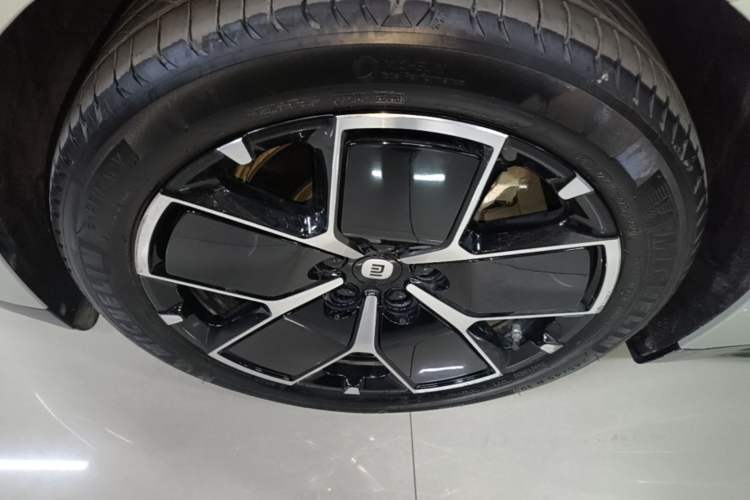 Used Xiaomi Auto SU7 2024 Rear-Drive Long-Range Intelligent Driving Version Left Front Wheel Hub